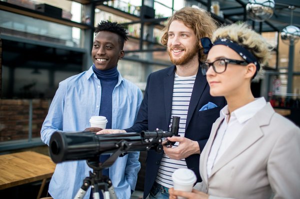 Quelles sont les meilleures techniques pour observer les baleines depuis un campement côtier?